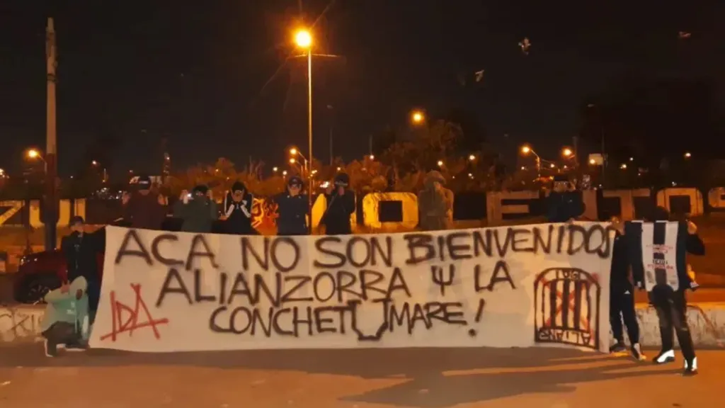 Hinchas de la U reciben a Alianza Lima en Coquimbo _ 📸 RedGol