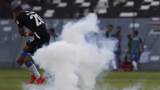 Clásico entre Colo Colo y Universidad Católica fue suspendido por incidentes en el Monumental