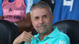 Gustavo Álvarez mira con atención a un delantero sub 21 de Universidad de Chile