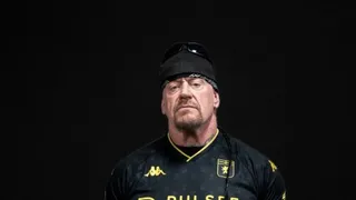 Genoa presentó su tercera camiseta con la especial aparición de el legendario luchador The Undertaker