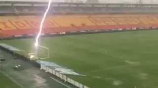El impactante momento en que azotó un rayo en uno de los arcos de un estadio en Sudamérica