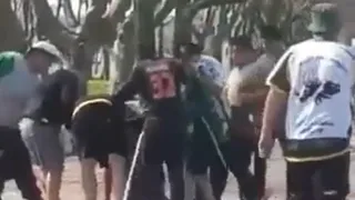 ¡Vergonzoso! Hinchas de Aldosivi agredieron a uno de Lanús y lo amarraron a un poste