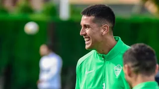 Enzo Roco regresó a las prácticas con Elche tras su paso por la Roja