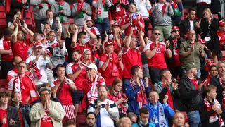 Hinchas de Dinamarca y Finlandia se unieron con emocionantes cánticos para Christian Eriksen