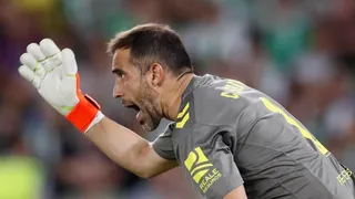 Claudio Bravo se perderá el duelo de Betis ante Valencia por lesión