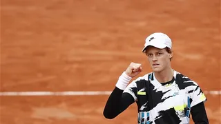 El debutante Sinner destrozó a Zverev y se citó con Nadal en Roland Garros