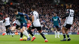 Arsenal volvió a ceder terreno en la lucha por la cima tras sufrir remontada de Fulham