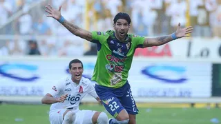 Sebastián Abreu regresa a El Salvador y seguirá su carrera como técnico-jugador