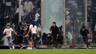 Detienen a tres barristas por los incidentes en el Colo Colo vs Fortaleza: Gobierno lanza dura advertencia