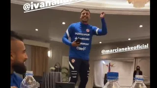 Iván Morales vivió su bautizo en la selección chilena al estilo de Marcianeke