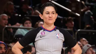 Che Flores se identificó como primer transgénero no binario que arbitra en la NBA