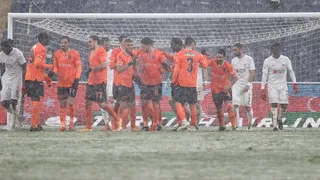 ¡Bajo la nieve! Jugadores de Başakşehir y Sivasspor apenas se veían en la liga turca