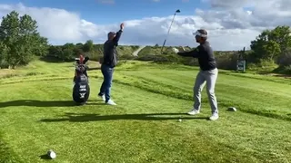 Golfista holandés golpeó accidentalmente a su novia mientras practicaba con distancia social