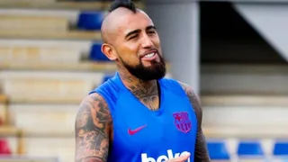 Arturo Vidal sufrió un túnel en la práctica de Barcelona y Dembélé lo subió a redes