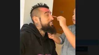 Arturo Vidal dejó que su hija le pintara la cara: “Matando el tiempo en cuarentena”