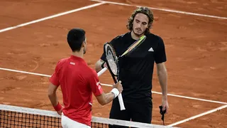 Novak Djokovic sufrió para doblegar al griego Stefanos Tsitsipas en Roland Garros