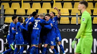 Charles Aránguiz vio acción en goleada de Bayer Leverkusen sobre Borussia Dortmund