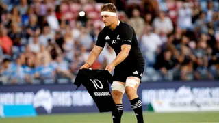 All Blacks dedicaron su tradicional haka a Maradona con una camiseta en su honor