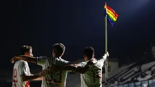 Delantero argentino festejó gol flameando la bandera del orgullo LGBT en el fútbol brasileño