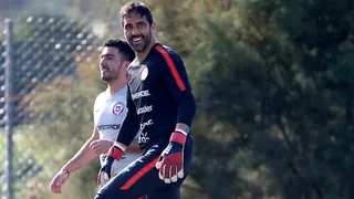 Claudio Bravo destacó a hincha que le dedicó su tesis universitaria: “Nada es imposible”