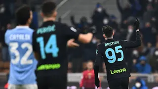 Alessandro Bastoni conectó un córner de Alexis y de zurda marcó el primero de Inter sobre Lazio