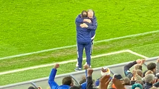 El emocionante abrazo de Bielsa con un ayudante tras gol que cerró triunfo de Leeds
