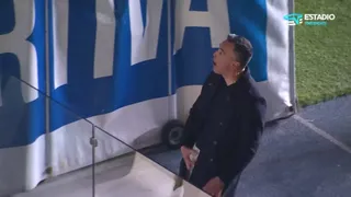 DT de Fernández Vial repartió insultos y gestos obscenos a los hinchas de su equipo