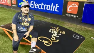 Ronaldinho emocionó a Diego Maradona con especial regalo