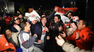 Una veintena de hinchas recibió a River Plate en Madrid