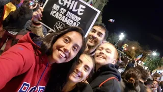 “¡Chile no se rinde!”: Daniela Seguel participó en una marcha en Barcelona