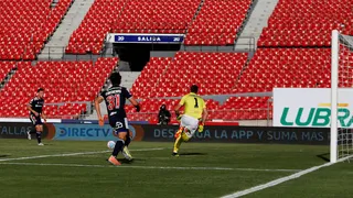 Angelo Henríquez definió con clase en el área y puso en ventaja a la U sobre Antofagasta