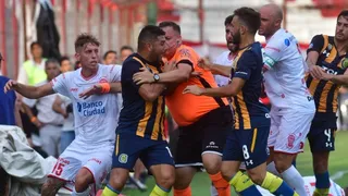 La descomunal pelea que protagonizó Néstor Ortigoza en duelo de Rosario Central y Huracán
