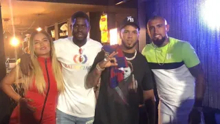 Arturo Vidal compartió con Anuel AA y Karol G en Ibiza