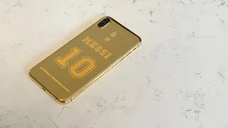 Lionel Messi recibió de regalo un celular bañado en oro