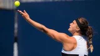 Aryna Sabalenka remontó un duro partido ante Kateryna Kozlova y avanzó en Charlestone