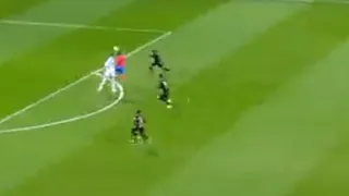 ¡Increíble! Celebró el gol y nadie le avisó de la salvada milagrosa del defensa