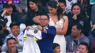 Amor incondicional: Recién casados llegaron al estadio para ver la goleada de Colo Colo