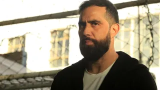 Claudio Bravo donó cuatro casas a familias afectadas por incendio en Santa Olga