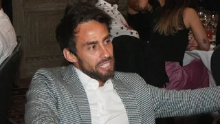 Su mejor amague: Jorge Valdivia evadió en su bicicleta a la prensa tras ejercer su voto