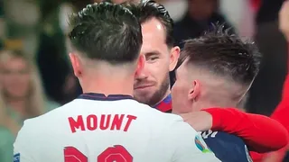 Seleccionados ingleses fueron aislados por estar en contacto con jugador escocés con Covid-19