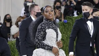 Simone Biles participó en la Met Gala con vestido de 40 kilos adornado con cristales Swarovski