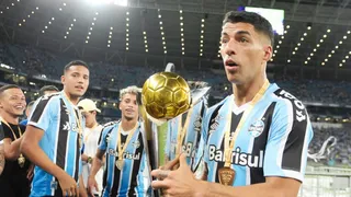Luis Suárez alzó su primer título en Brasil tras ser figura de Gremio en la Recopa Gaúcha