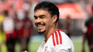 Suazo sonríe en el debut: Sevilla se repone a un grosero error y triunfa en la agonía