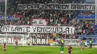Polémica por pancartas de Hugo Chávez en duelo del País Vasco ante Venezuela