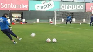 El extraordinario y potente gol de tiro libre de Claudio Bravo en la práctica de la Roja