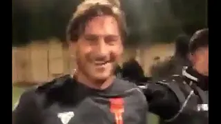 Francesco Totti anotó un golazo en futbolito y mostró que su categoría sigue vigente