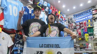 ¡Lo hizo otra vez! Hincha japonés de Boca Juniors viajó para estar en el clásico ante River Plate