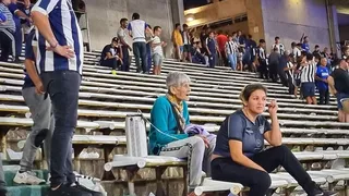 ¡Amor incondicional! Anciana alentó en el estadio a Talleres ante la UC con tanque de oxígeno