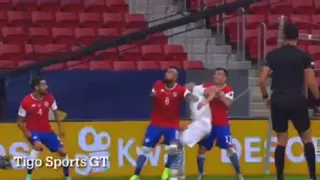 ¿Fue falta clara de Medel? El penal sancionado por Wilmar Roldán a favor de Paraguay