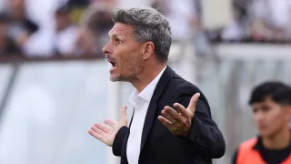 Colo Colo podría sufrir un nuevo portazo: el defensor que pidió Fernando Ortiz se acerca a Perú